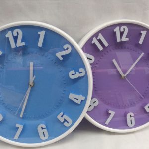 Reloj de pared con numeros finos