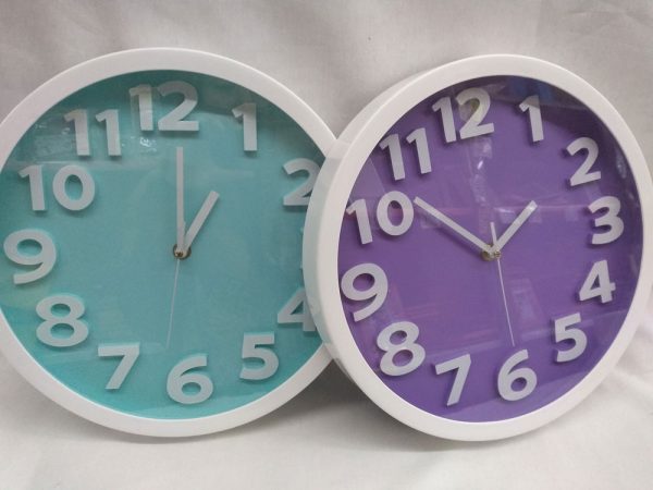Reloj de pared con numeros grandes