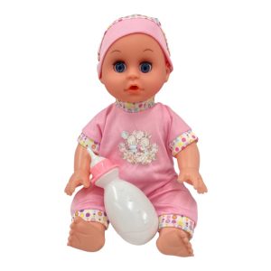 Bebe toma agua y orina